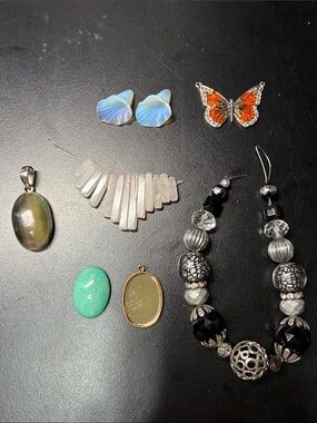 Lot of assorted gemstone and pendant beads